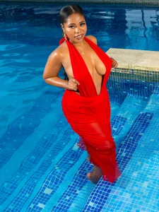 AlisonTravis Poolside Temptress Foto 3