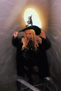 Elfi_InPublic Halloween special alb Pic 3