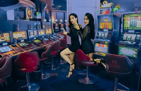 Naughty girls in the casino de paola_katy_dicks Foto