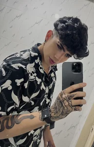 LyleBennett_ Public Hình