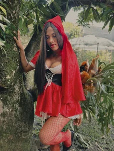 LucianaaMorena lost in the forest Immagine 