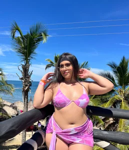 lynda_west enjoying the beach 🌴 Pic 4