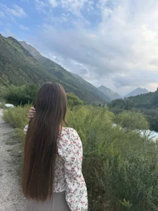 JackieWebb Mountains behind me, river somewhere close, and that soft wind messing with my hair 🌿✨ зображення 2
