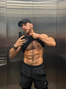 _adamcoper_Mirror selfies📸 Bild 7