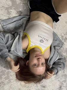 The floor is a great place for photos! od Cutie_Ellis  2 snímek