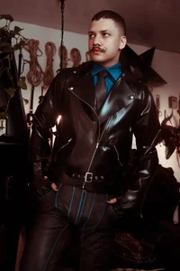 allanhurtss kullanıcısının BLUE AND BLACK LEATHER LOOK albümü -  4 fotoğraf