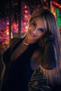 TiffanyMazeのZoomed in on the smile that only shows up when you’re around 😍の 3枚の写真