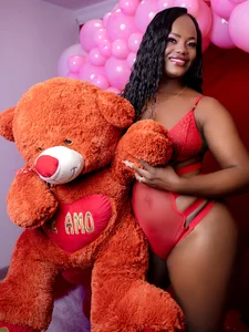 LauraSaenz01: VALENTINE'S DAY 2023 ( 6 фото)