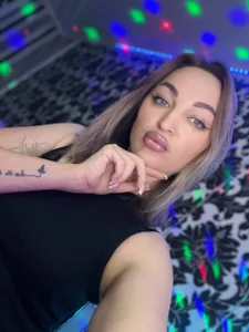 Vellora_ 🍓🍓🍓 Pic 2