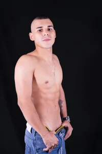 🔥 A strong body with a weakness for beautiful smiles. de Tiago_Bizantium_  3 Imagens