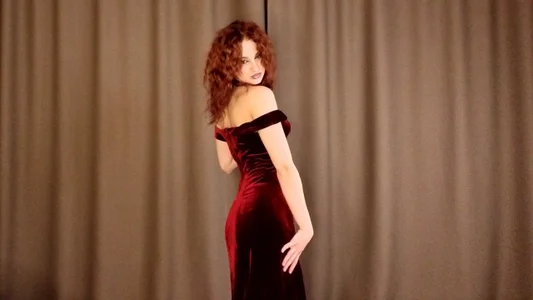 RedWingsAir my favorite dress. imagine taking it off me, darling Foto 2