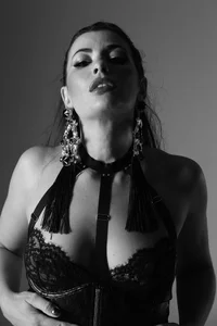 StunnigArt in hot leather body suit and hight heels Pic 7