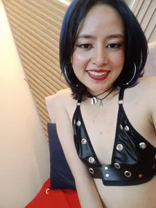 Leather, Curves & Bad Intentions de IvyyEmerald  2 Imagens