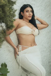 CharlotteCox_ Style and elegance  3টি ছবি