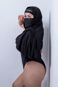 __mariam Between Shadows and Curves Immagine  8