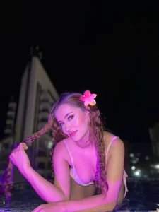 SalomeLarzon Public Foto 3