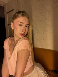 AlinaTeaseX Princess here Pic 4