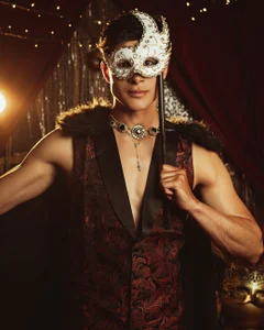 AustinJones_ I don't promise a fairy tale, but I do promise an unforgettable night 🥂💋 Foto 4