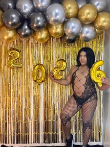 "New year, same temptation — even harder to resist." 😈✨ de ShanayaKops  5 Imagens