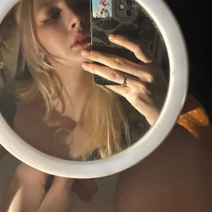 LoraLanett sexy lips in mirror <3 Pic 3