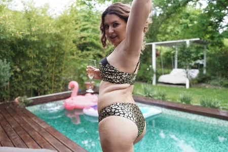 LexiFraser poolparty Pic