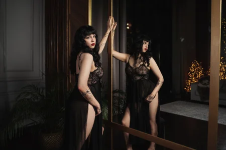 _Alison__のLady in blackの 2枚の写真