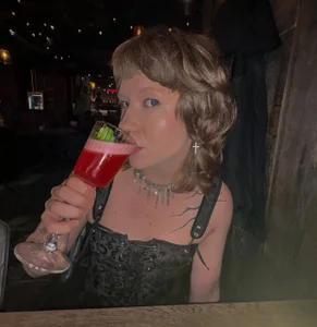 EnJooyce How's my outfit for our date at the bar? Pic 4