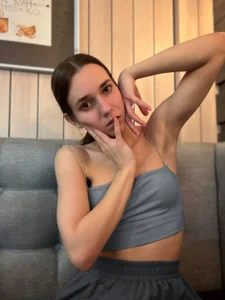 PetraHambelton relax in cafe Pic 5