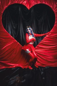 Kimlennox_のTonight, your devil celebrates Valentine’s Day with you 😈🖤の 4枚の写真