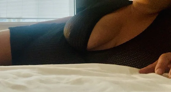 MILFxExpecting Public Pic 2