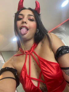 fiery devil waiting for you😈❤️ de TORIRAVEEN  8 Imagens