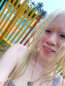 Elif_blond pool day Pic 3