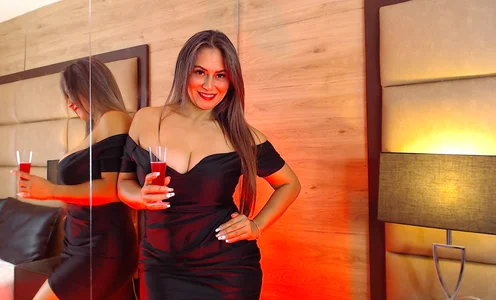 NaomyRivera Lady and good wine Pic 2