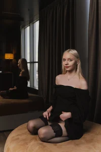 NyxBlonde little black dress Immagine 