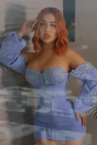 MadelineFox Through glass, so sexy💙 Immagine  3