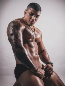 chrizmacgregor Public টি ছবি