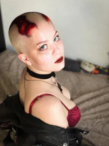 AmiableMuffleGirlのSuccubusの 4枚の写真