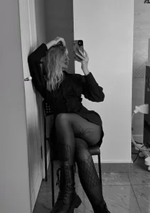 AmyLowe04 black + white Pic