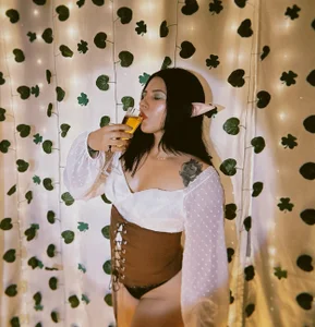 Latin_Rachell3 Who wants to toast with me? 🍺 圖片 4