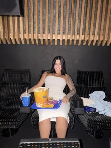 GabyMejiaaのboobs out at the movies haha🍿🎬の 2枚の写真