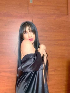 hey_laurenn Help me to reach 1,000 hearts! 🤍🖤🤍 Foto 9