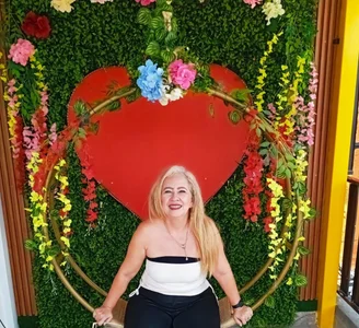 lucy_belle_bm I love you Medellin টি ছবি