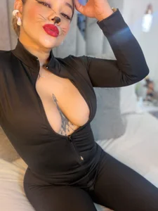 Soft Kitty… Naughty Eyes de IndieMiller  2 Imagens