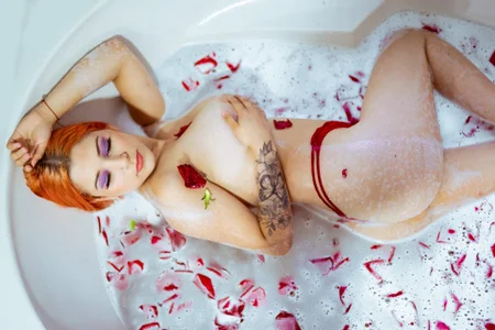 SophiaLaurens A delicious shower, only you are missing. 😏🥰 Pic 3