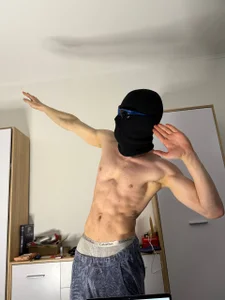 KaelNox Some abs and back টি ছবি