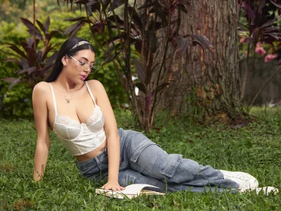 Julie_Bennet My outsite location 🖼️🍃🌿🌅 Pic 6