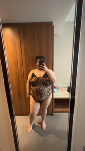 CurvySubLeah Full body Gambar