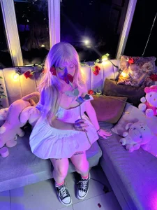 Melody-chers Between lights and petals I become a dream that you can't touch... but you can imagine 💋🌹 Pic 5