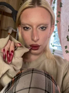 LexieWintour red lips always lie зображення 3