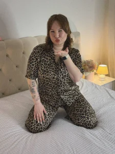 Emmy_Greis Lady in a leopard costume Foto